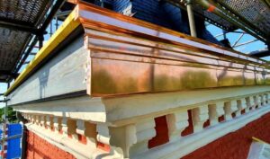 Bandeau de rive cuivre ornementé