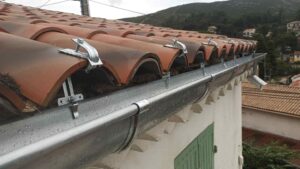 Gouttière en zinc en crochets suspendus