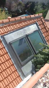 Création de chevêtre en sapin pour la pose de deux velux avec entourage en zinc naturel