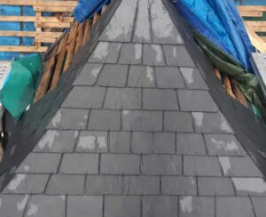 Lucarne capucine avec pose en ardoise gironnée