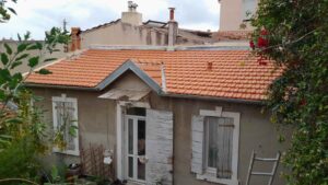 Toiture en tuile plate marseillaise