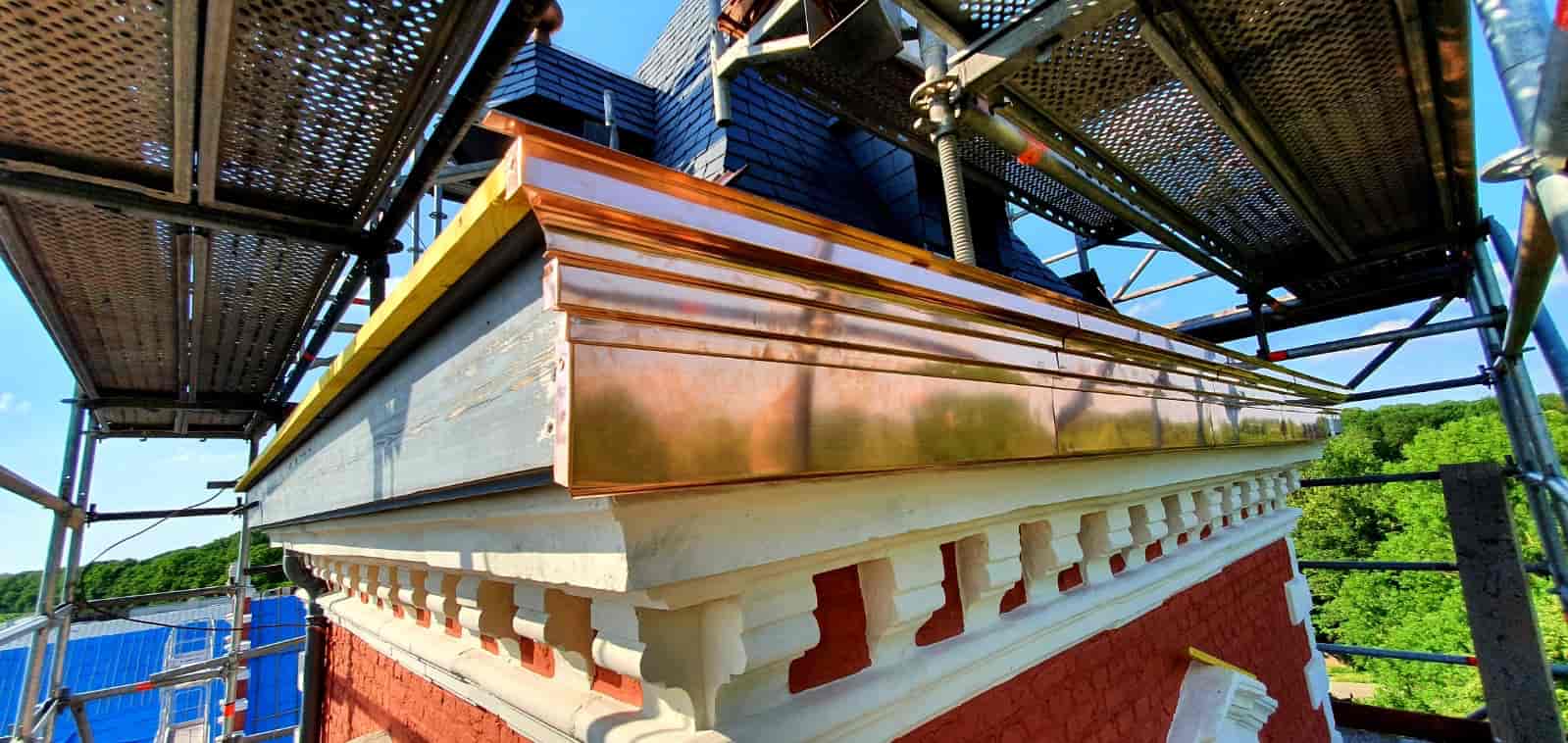 Fenêtre de toit Velux apportant de la lumière sous combles