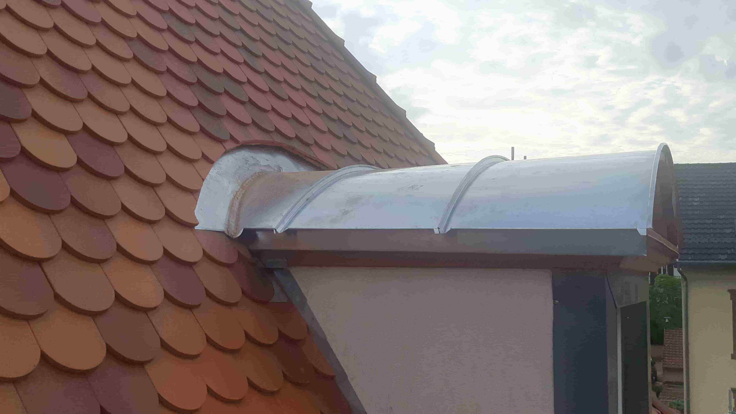 Installation et façonnage de zinguerie en zinc sur toiture