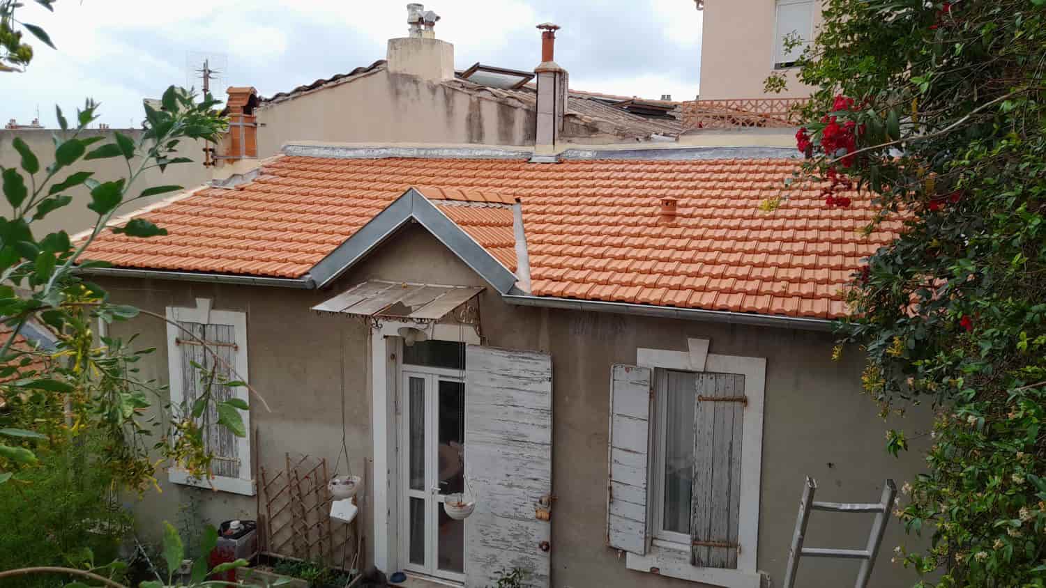 Travaux de réfection de toiture en tuiles provençales à Marseille
