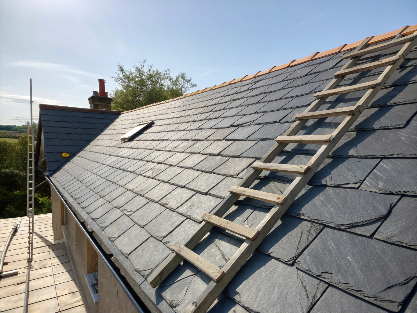 Finition impeccable de toiture ardoise et tuiles traditionnelles